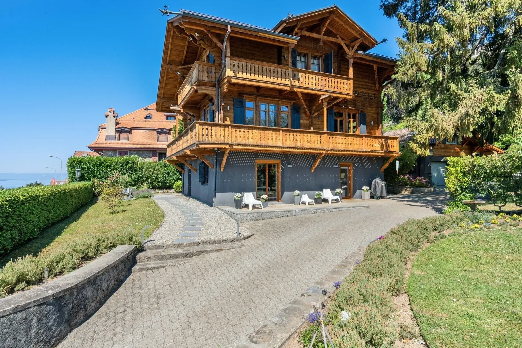 Exterior photo 2