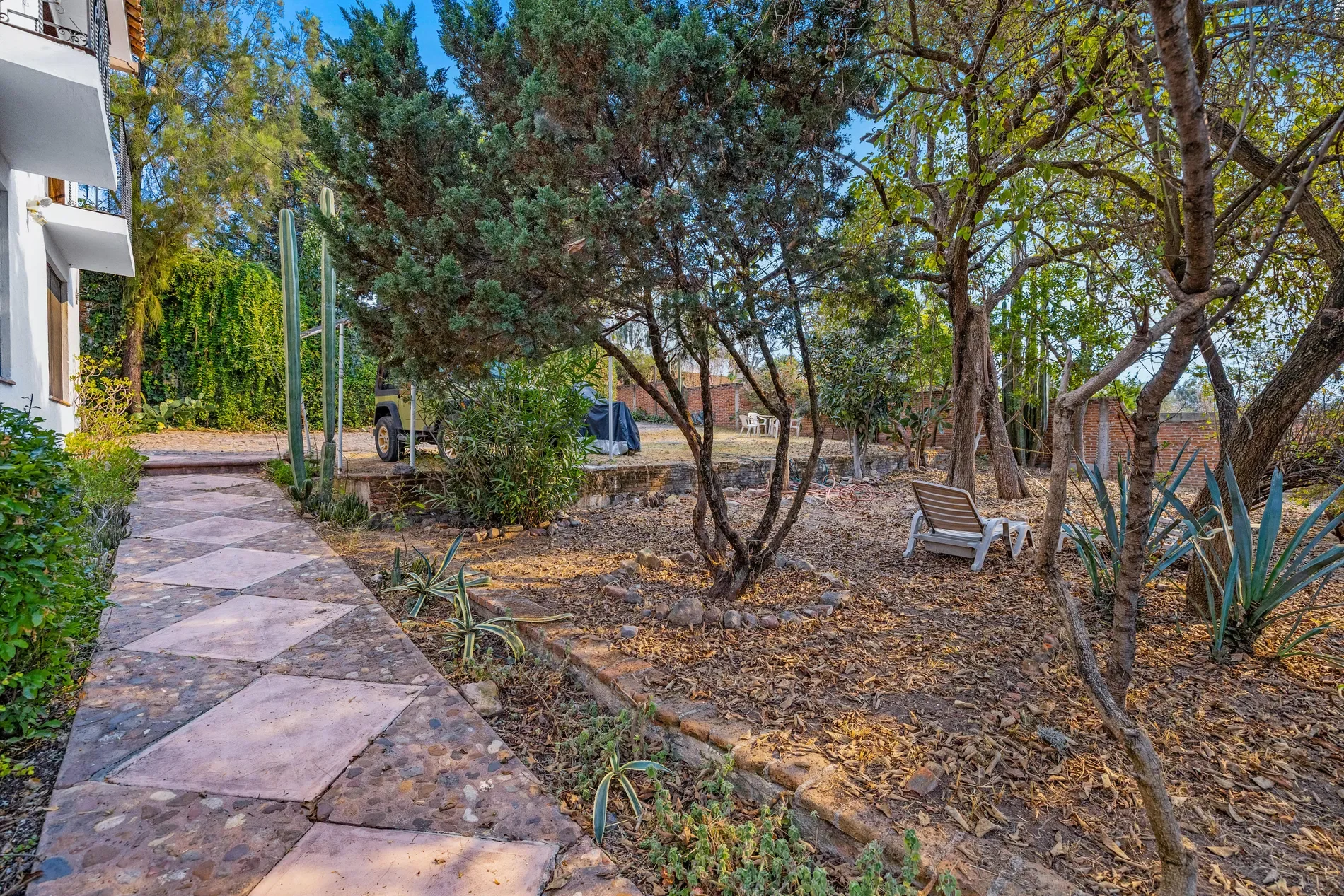 Exterior photo 3