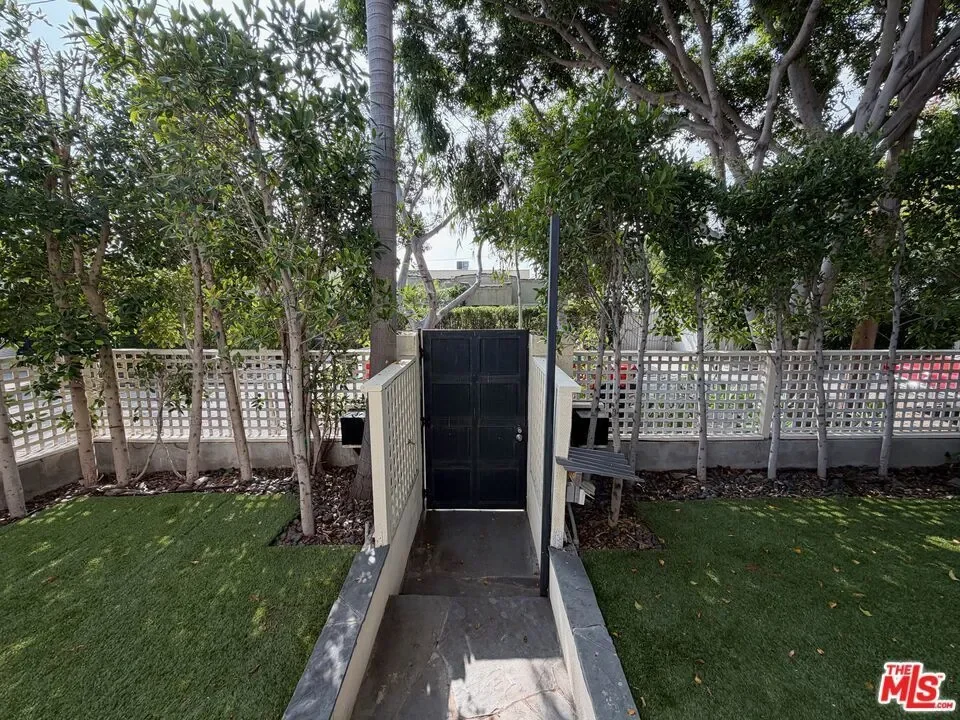 9037 Elevado Street, Los Angeles, California, United States. - Photo 49