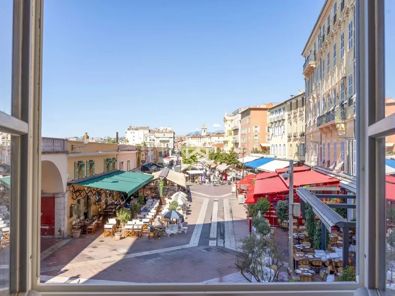 Magnificent apartments of 230 square meters in a beautiful Niçois building on the Cours Saleya.