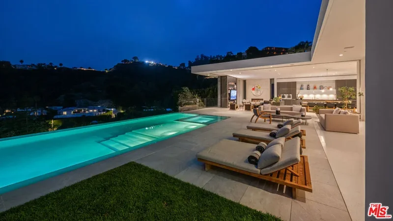 9265 Robin Drive, Los Angeles, California, United States. - Photo 36