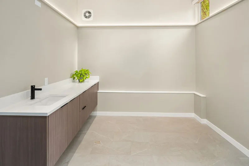 9600 NE 28th St , Clyde Hill, WA 98004, Bellevue, Washington, United States. - Photo 41