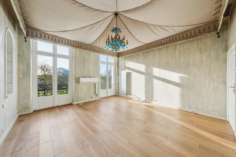 Neuilly-sur-Seine, Île-de-France, France. - Photo 16
