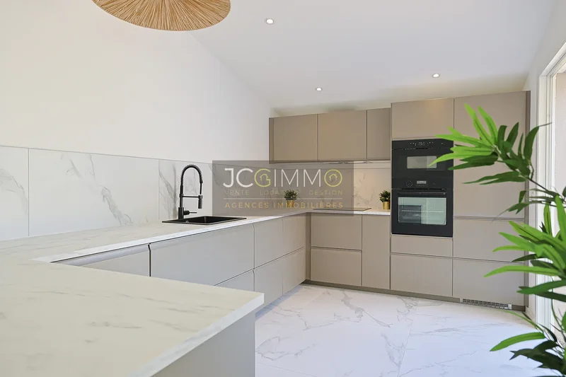 Fully renovated and air-conditioned 6-room house of 195m²