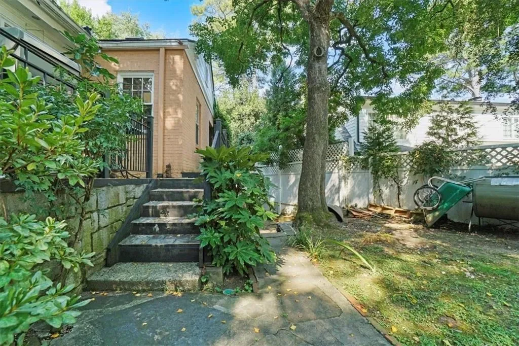 Exterior photo 7