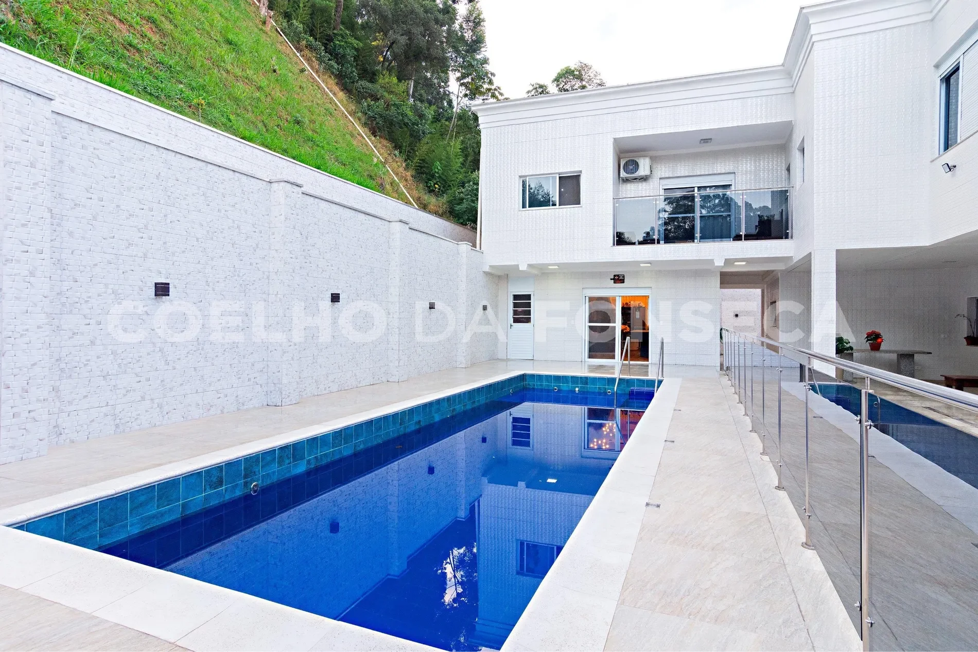 Exterior photo 4