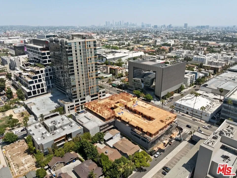 1516 La Baig Avenue, Los Angeles, California, United States. - Photo 8