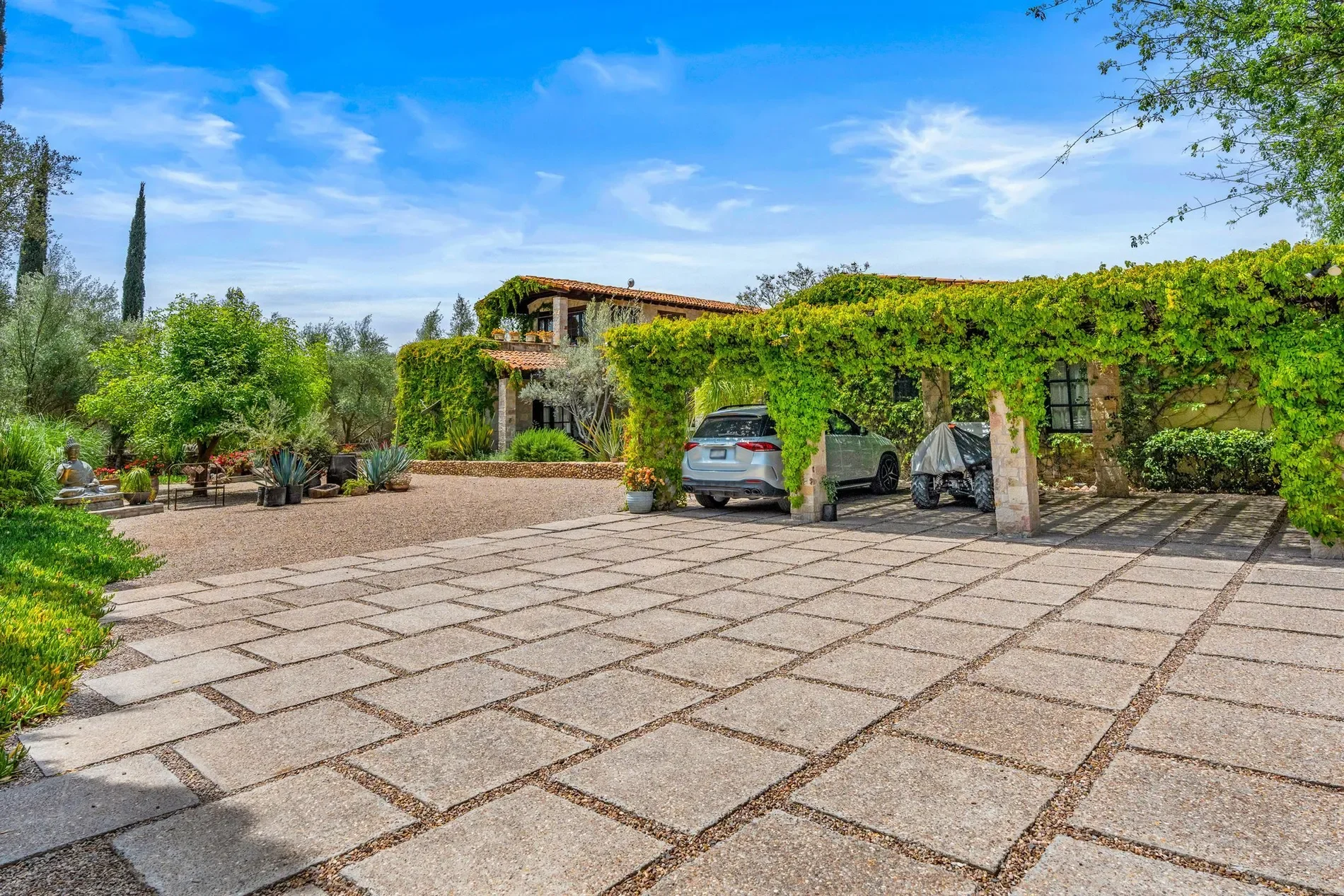 Exterior photo 2