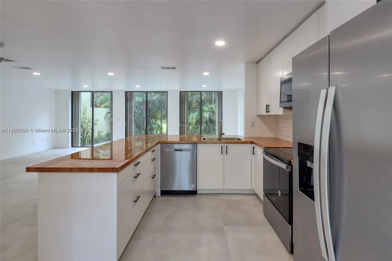 3905 Adra Ave, Doral, Florida, United States. - Photo 3