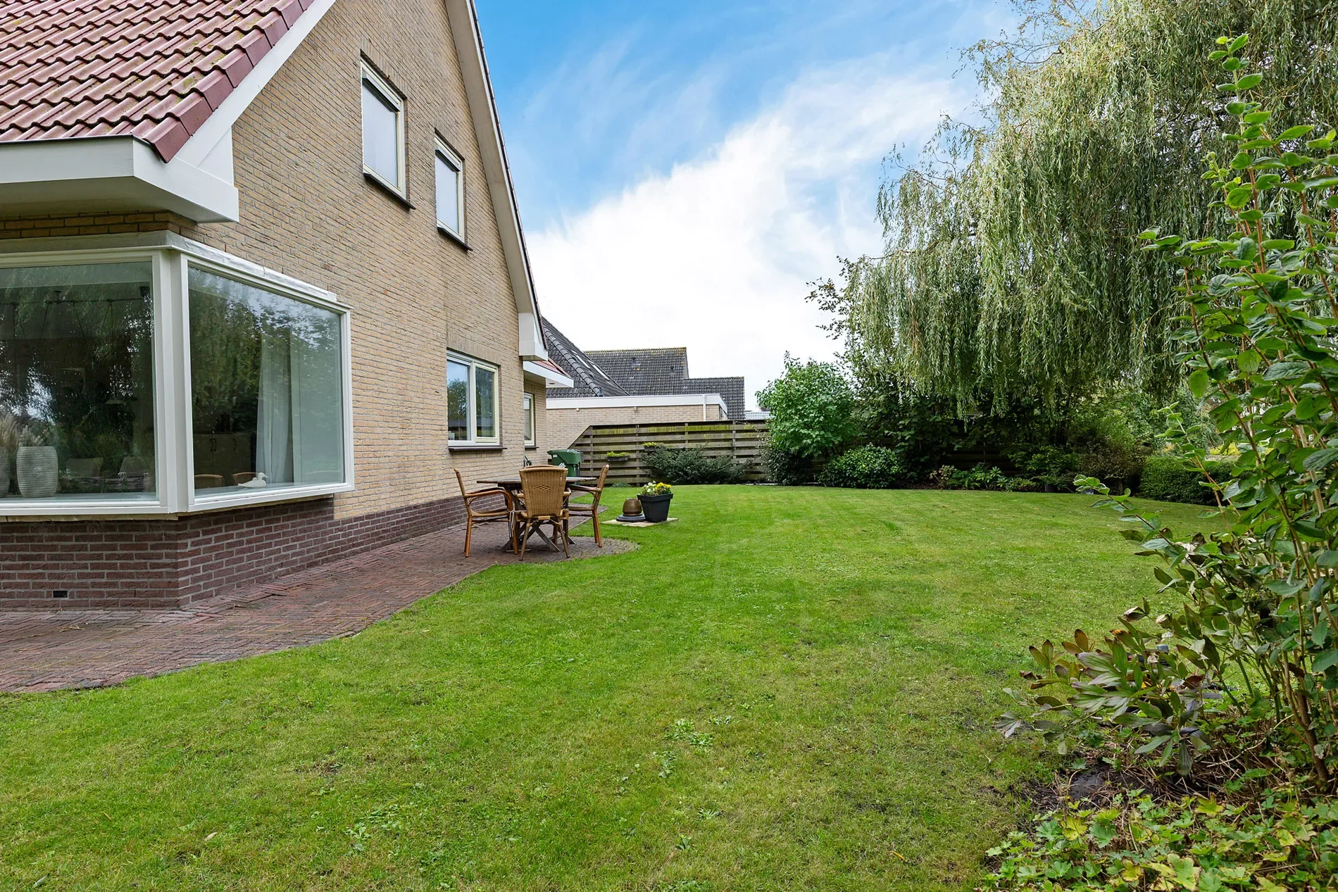 Exterior photo 8