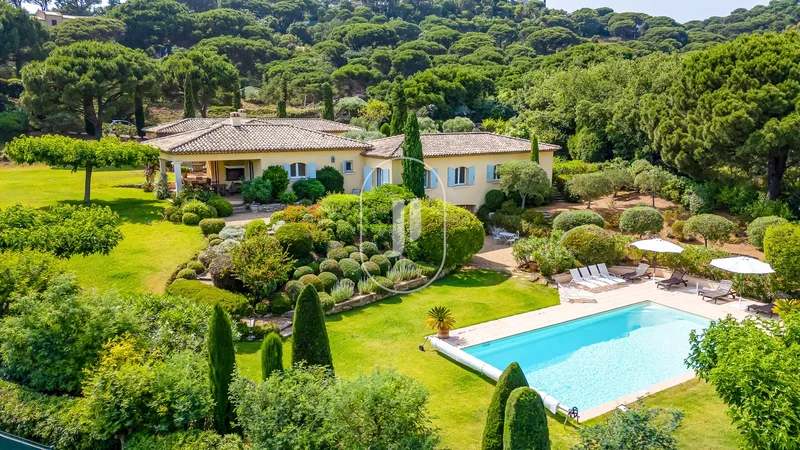 Elégante propriété provençale à vendre à pieds des plages de Gigaro