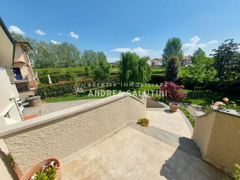 Villa in vendita a Pontedera(PI) in Ottimo composto da 8vani