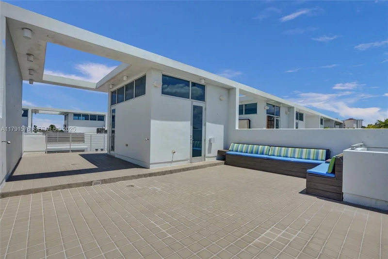 2725 NE 1st St, Hillsboro Beach, Florida, United States. - Photo 49