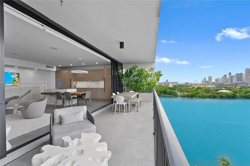 1000 Venetian Way, 1006 - Miami, Florida