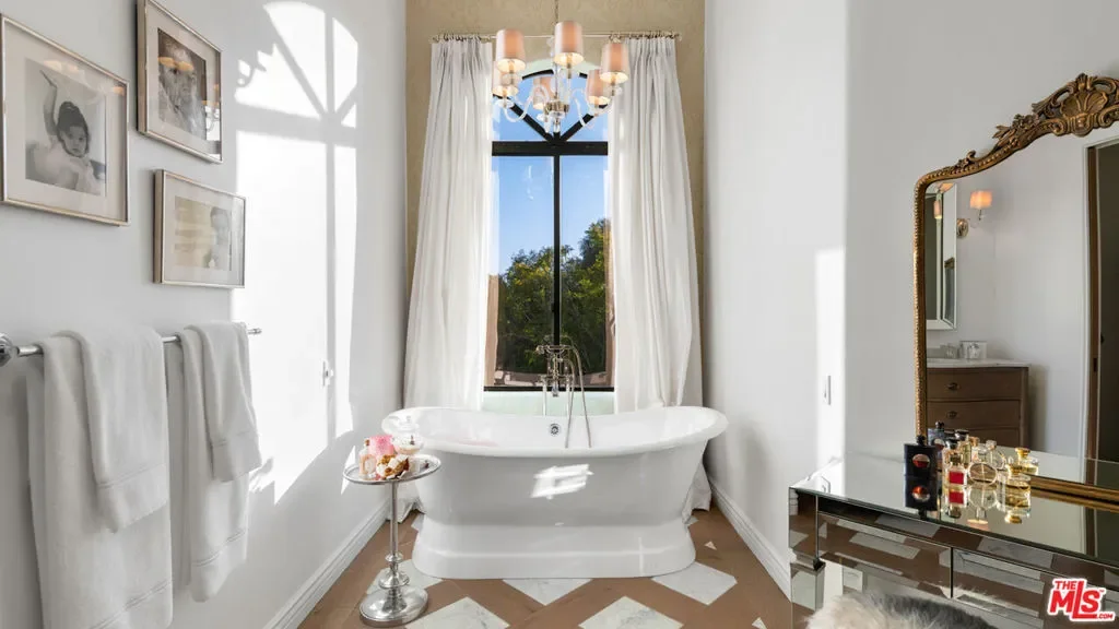6110 Merritt Drive, Malibu, California, United States. - Photo 11