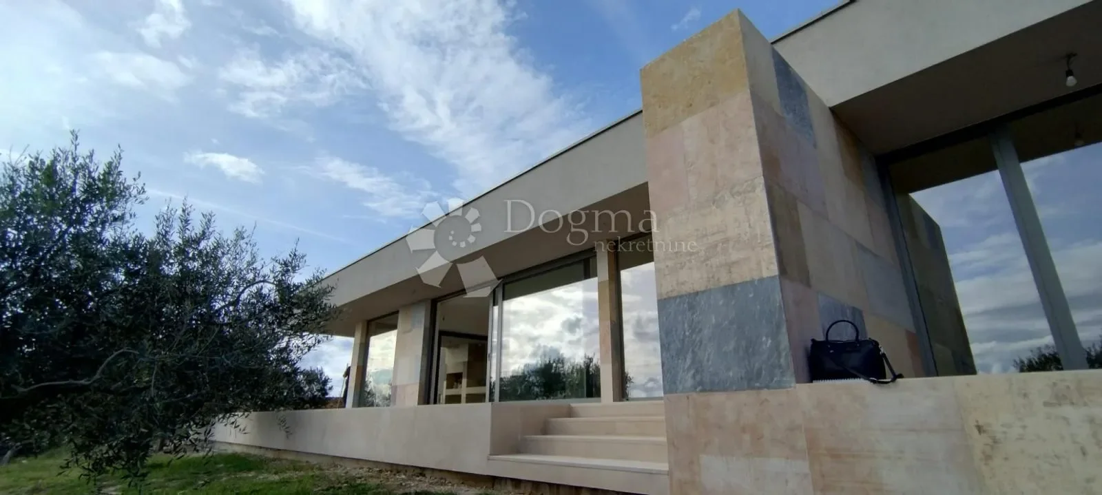 Exterior photo 11