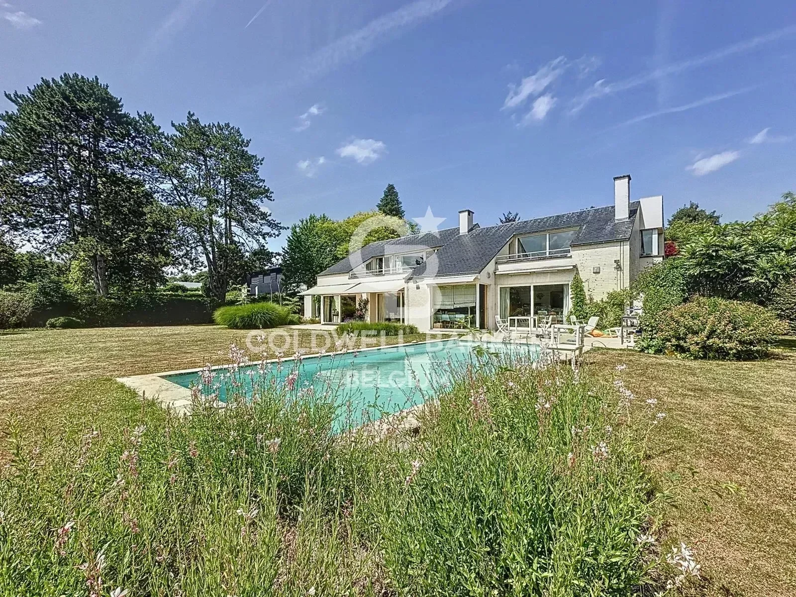Exterior photo 2