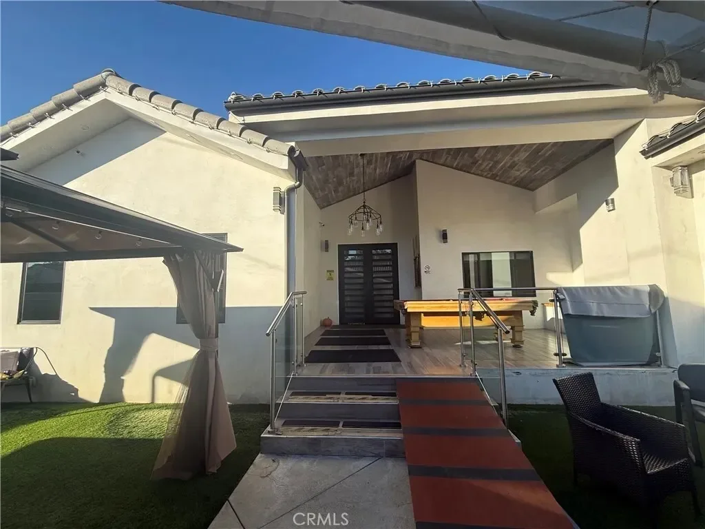 22913 Burbank, Los Angeles, California, United States. - Photo 3