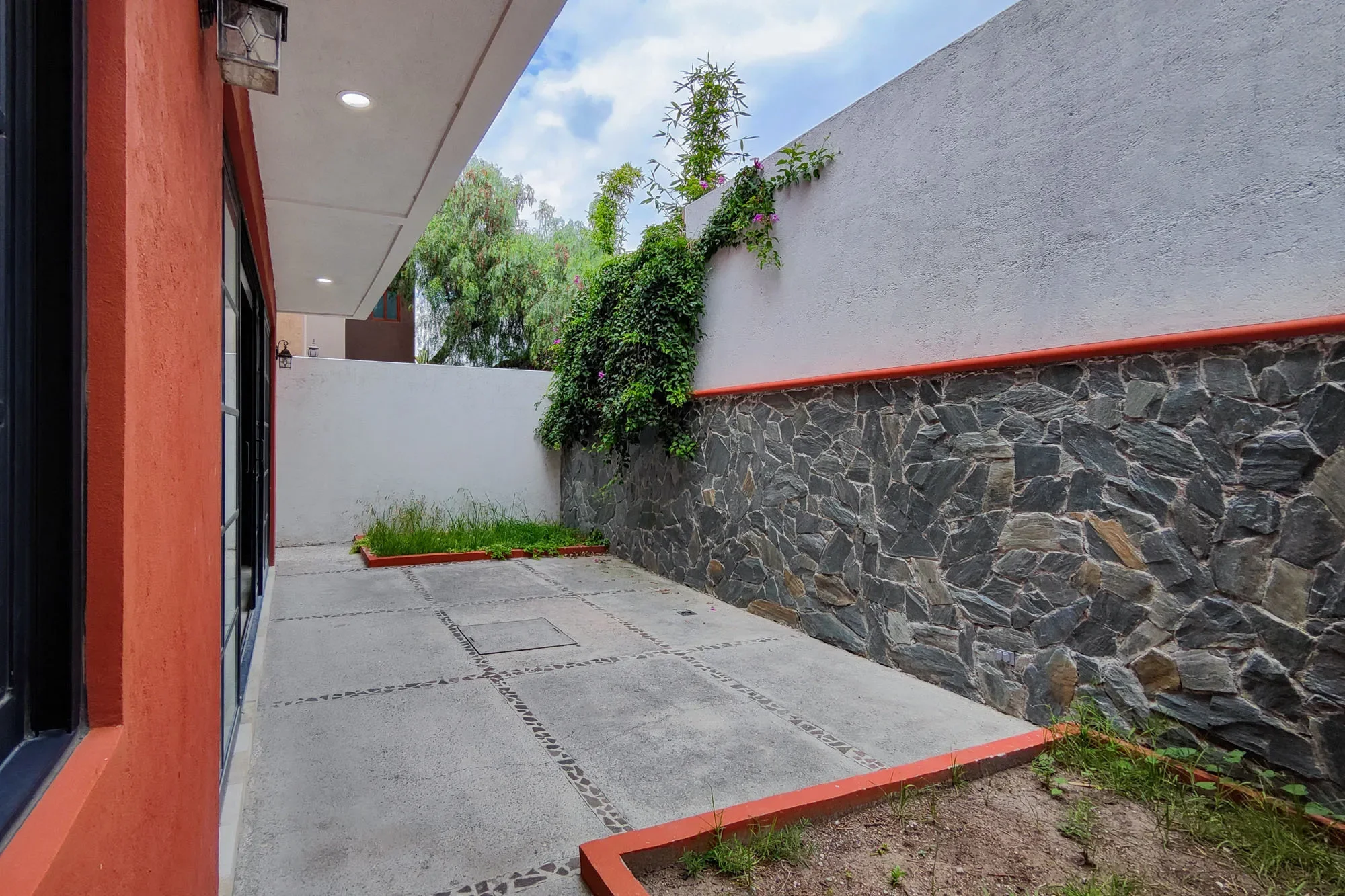 Exterior photo 8