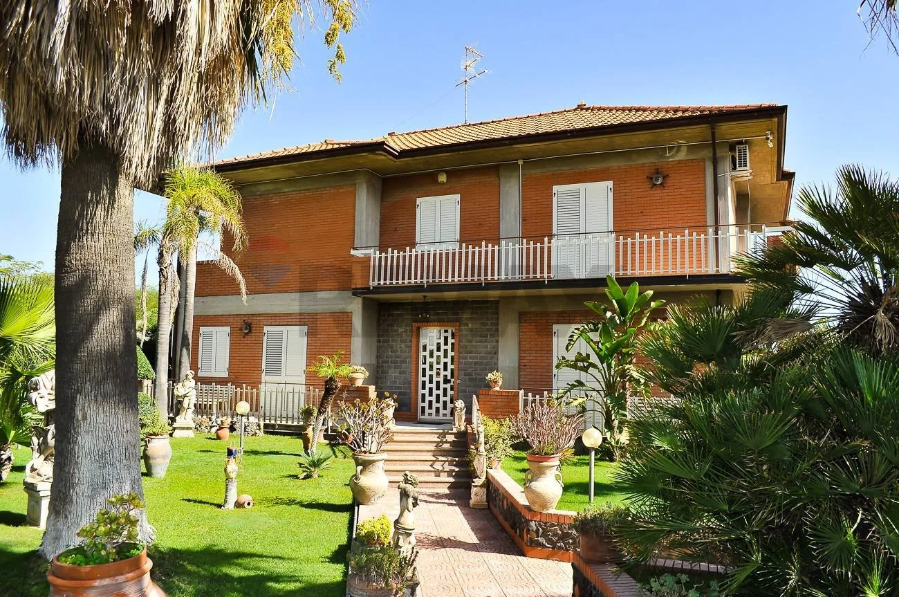 Exterior photo 5