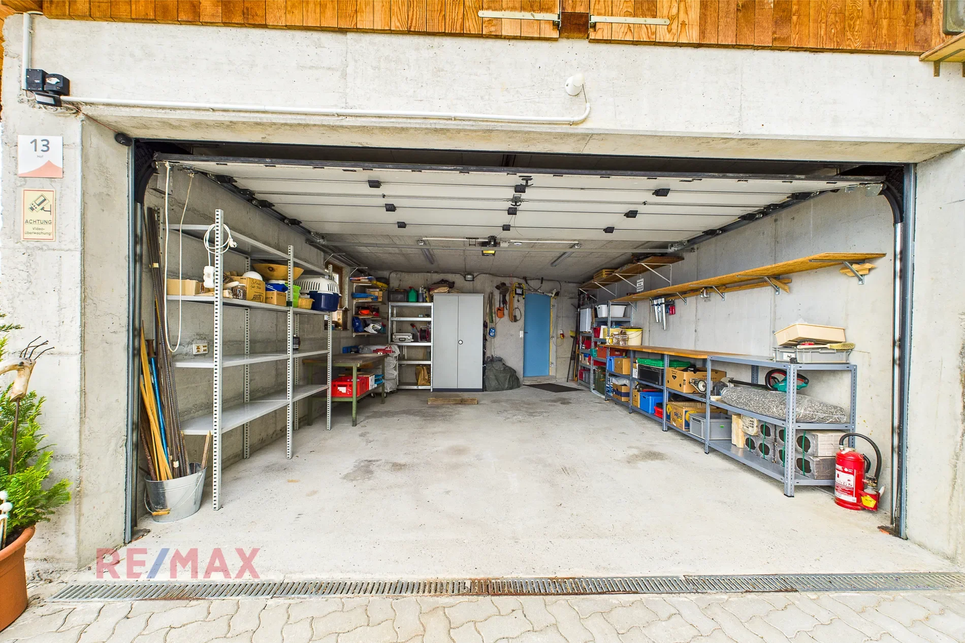 Exterior photo 4