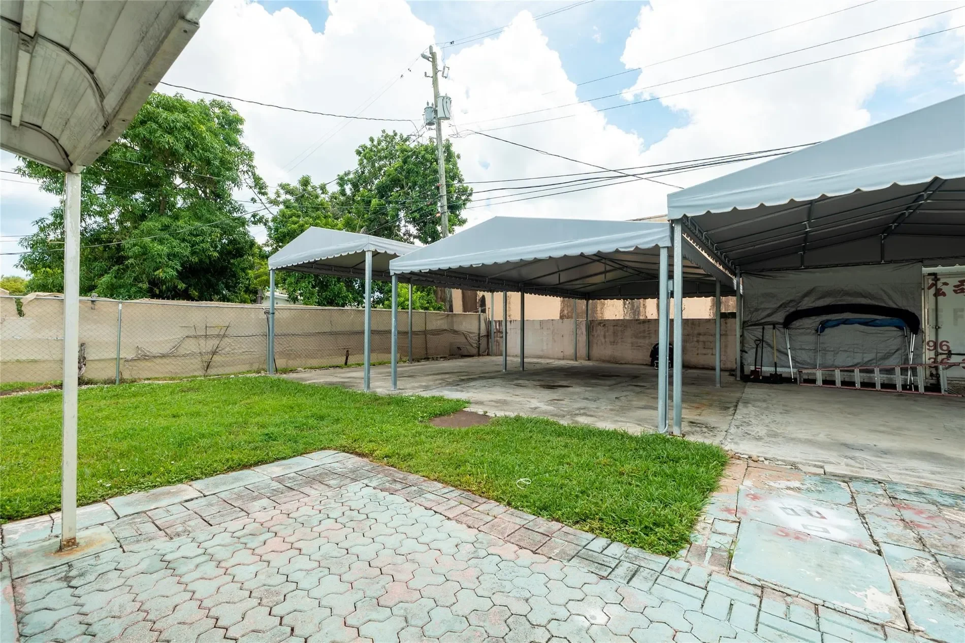 Exterior photo 6