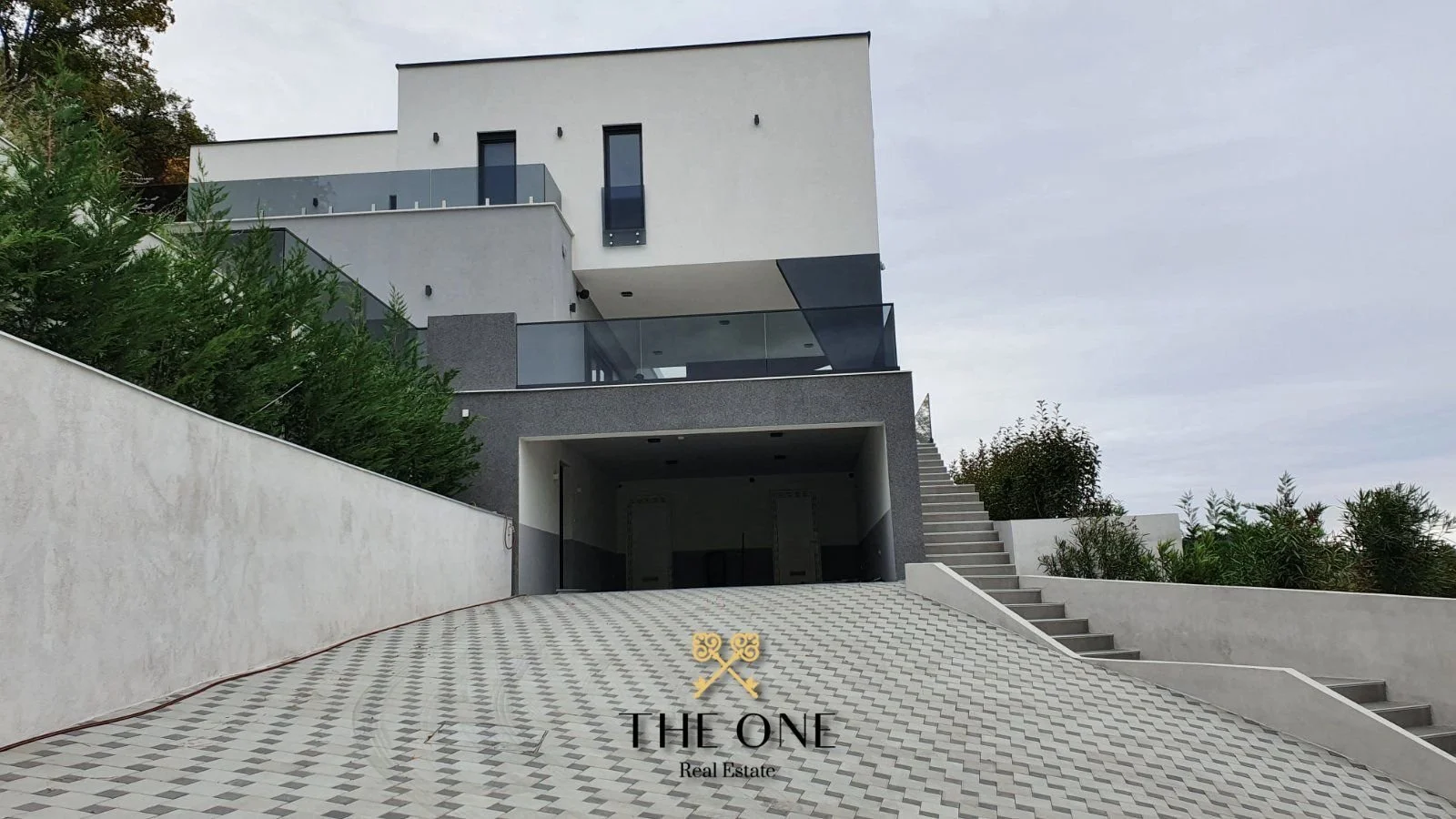 Exterior photo 5