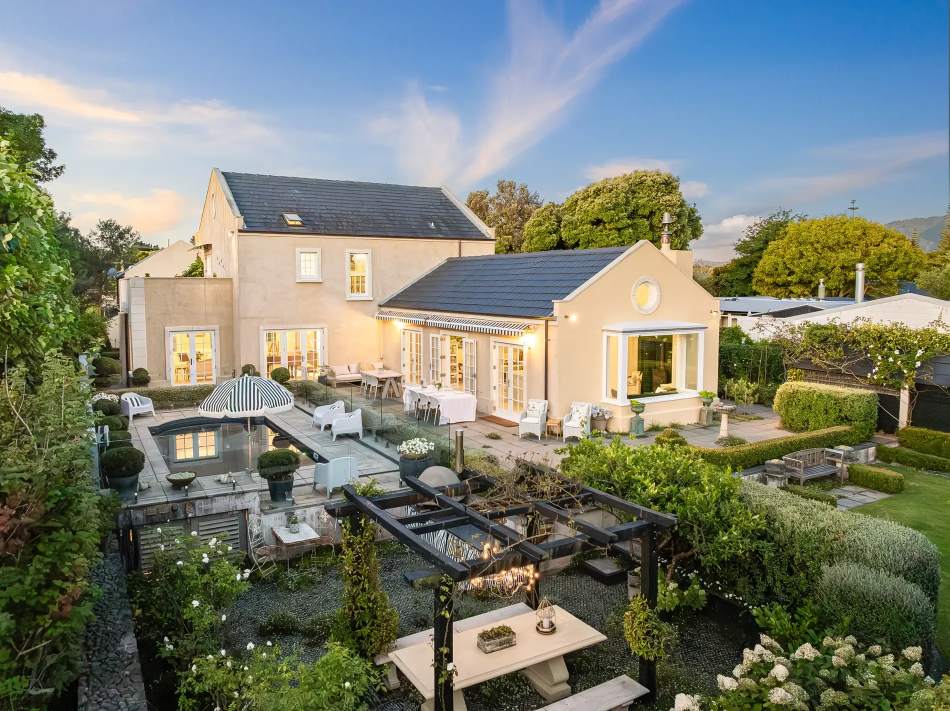 Exterior photo 8