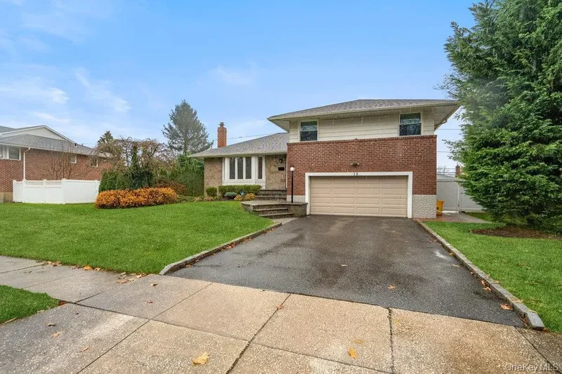 15 Morris Drive, Syosset, New York, United States. - Photo 2