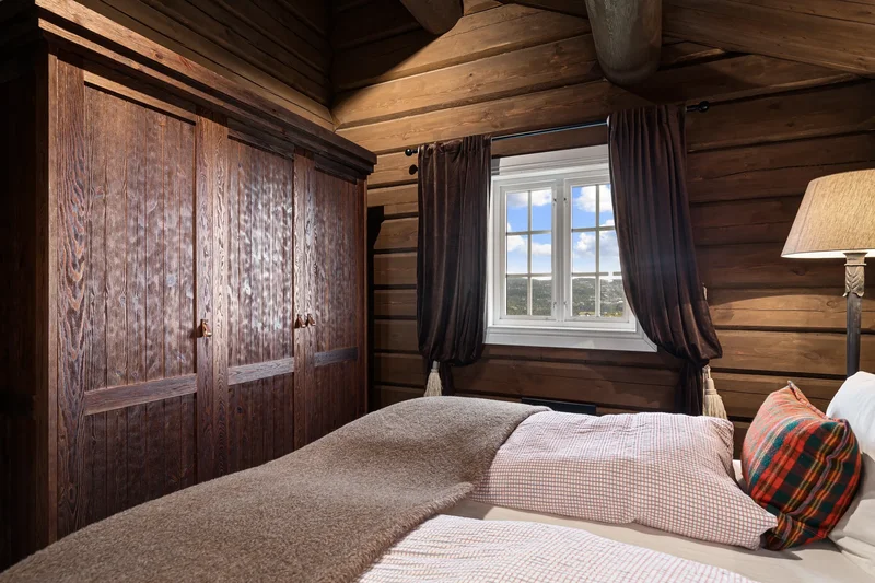 Idyllic 2.3-acre log cabin estate with panoramic mountain view. Main log cabin, guest cabin + garage