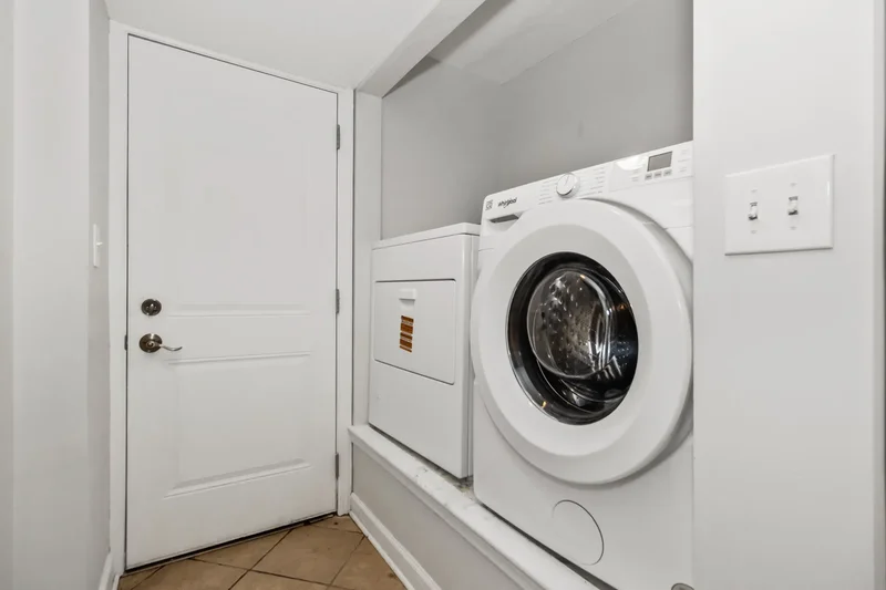 2710 North Artesian Avenue , Chicago, IL 60647, Chicago, Illinois, United States. - Photo 15