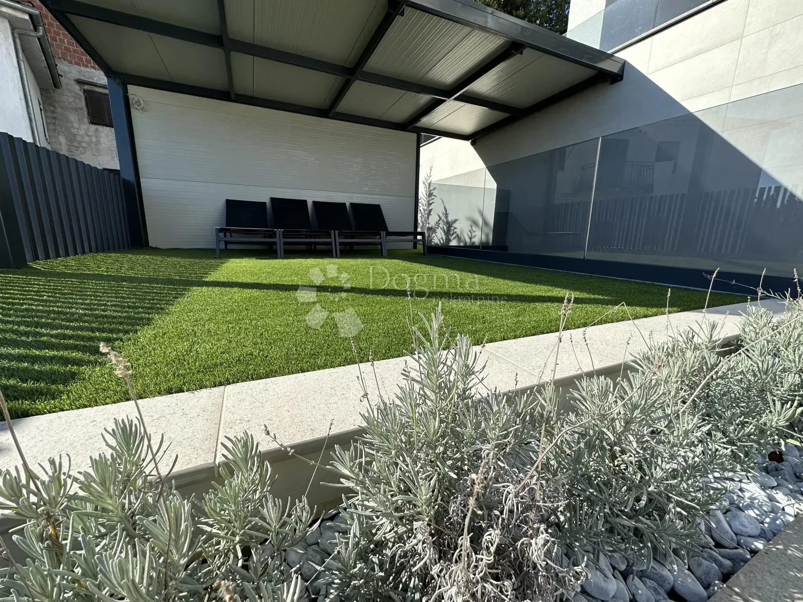 Exterior photo 3