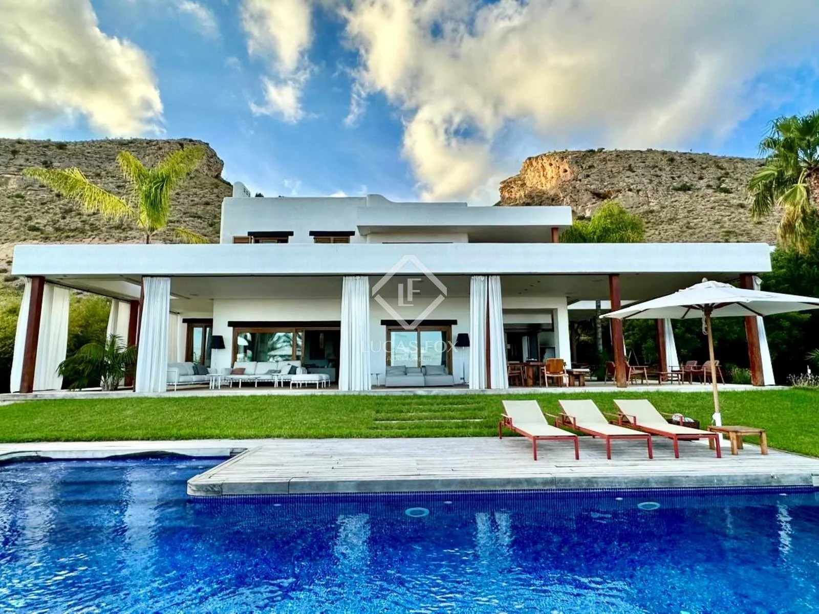 Exterior photo 6