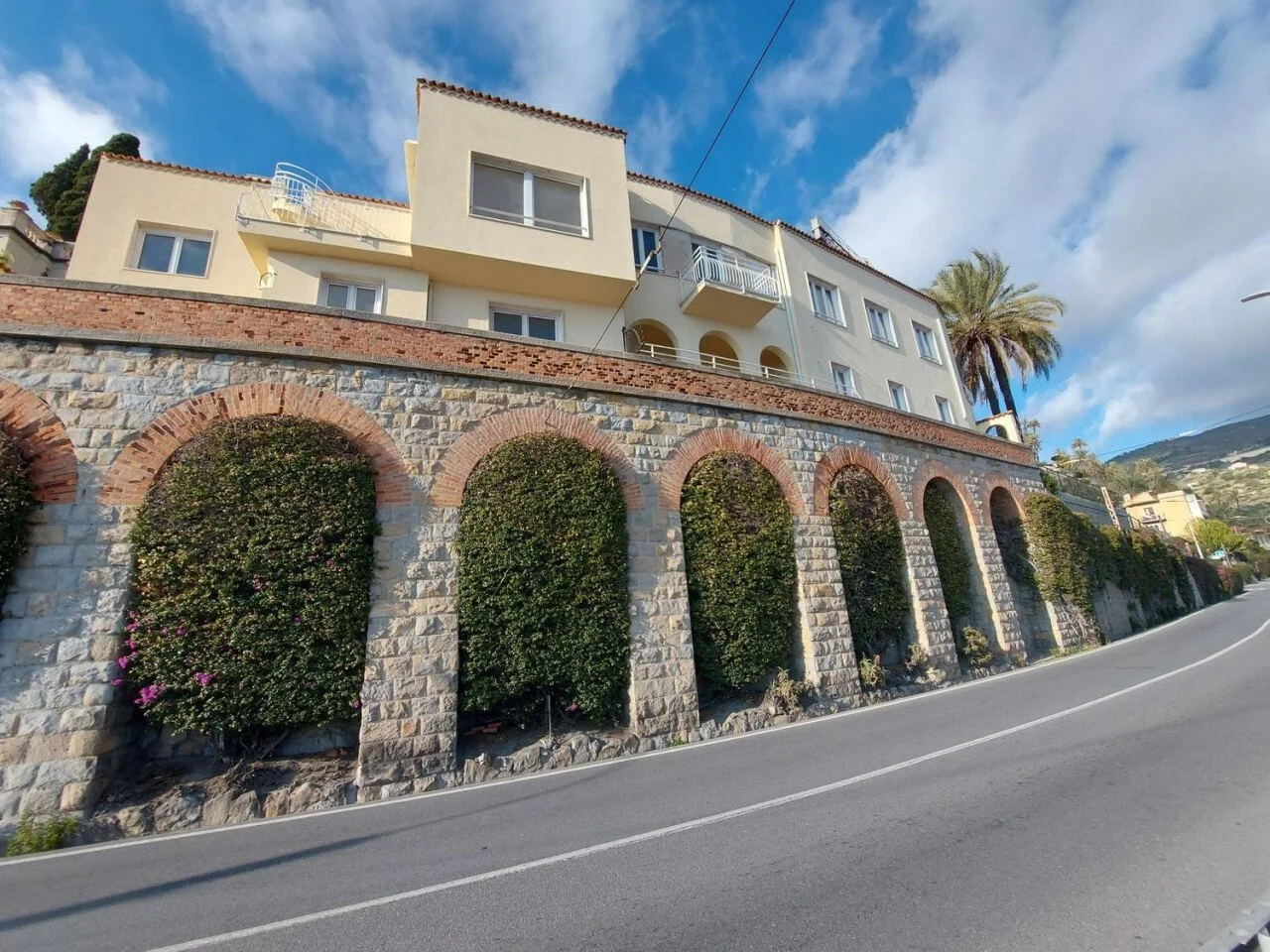 Exterior photo 6