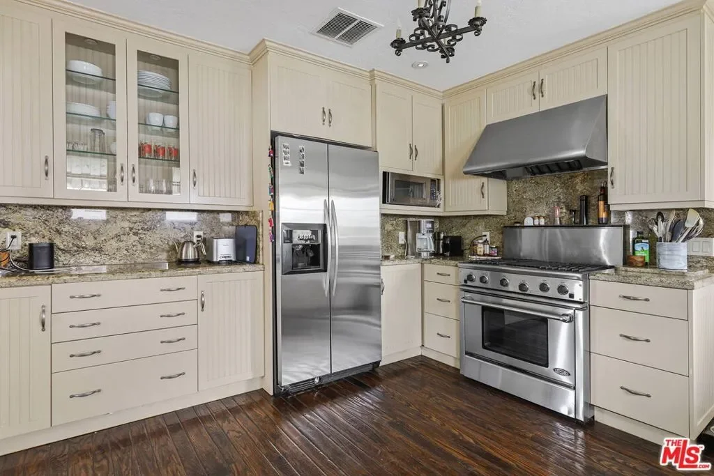 8210 Willoughby Avenue, Los Angeles, California, United States. - Photo 13
