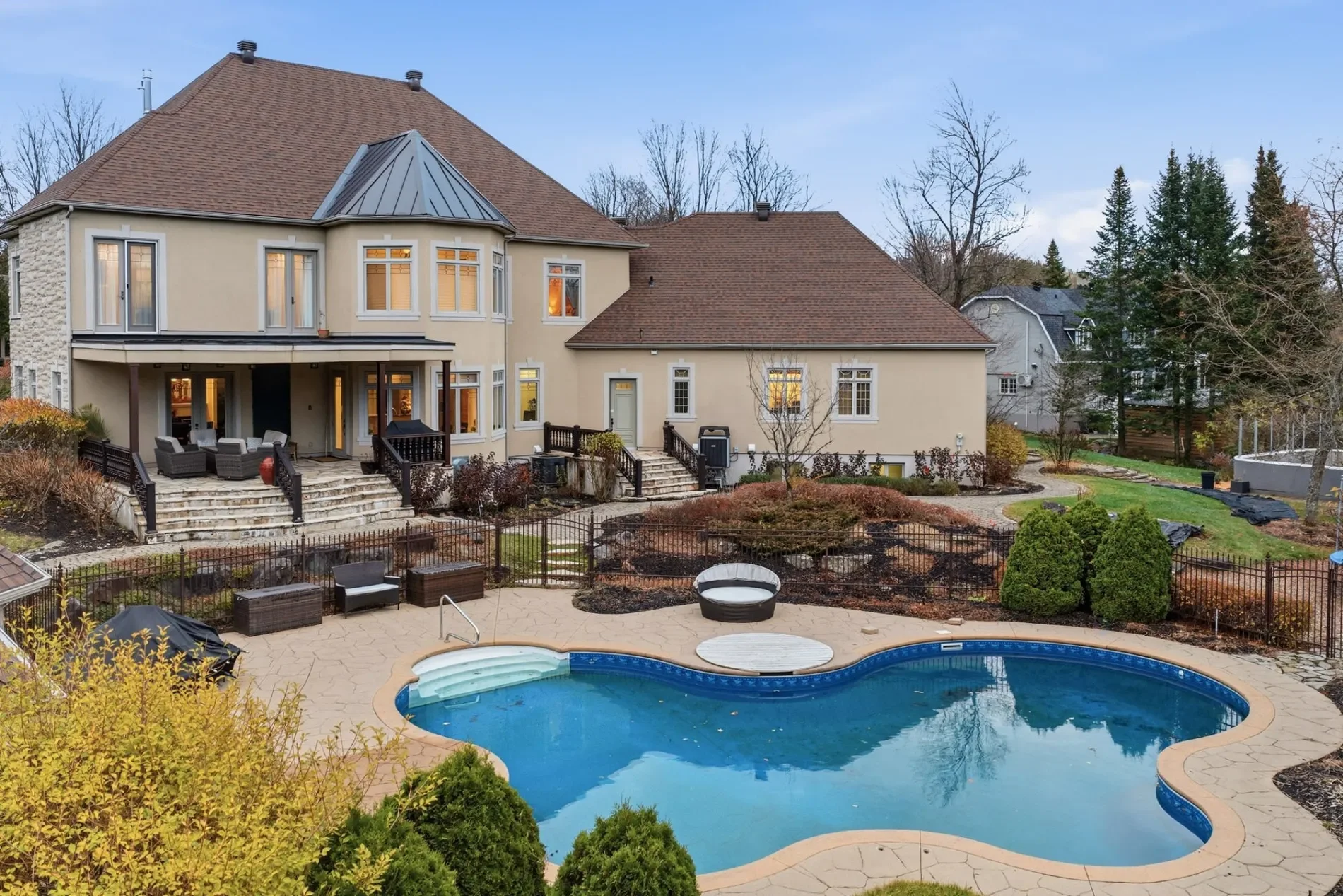 Exterior photo 3