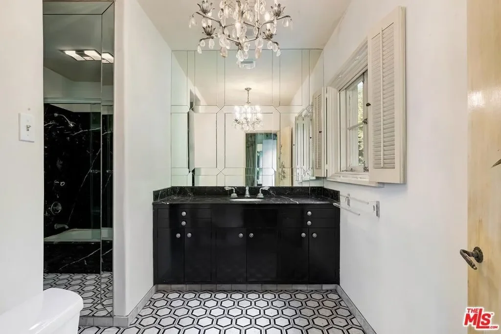 1017 Chevy Chase Drive, Beverly Hills, California, United States. - Photo 10