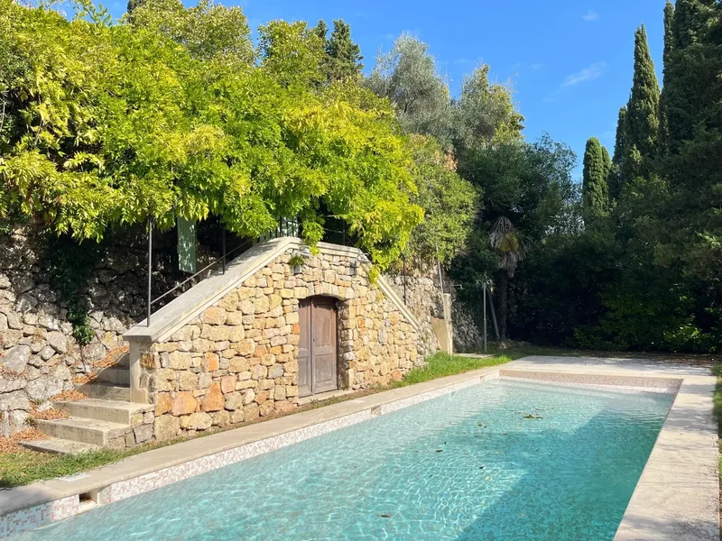 Valbonne - Magnificent stone country house with 300 m² of living space on 3,000 m² of land