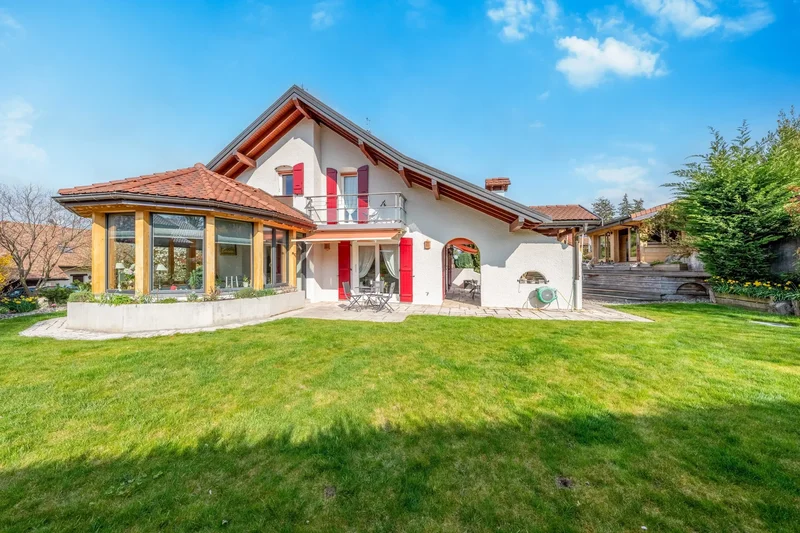 Neuvecelle, Property