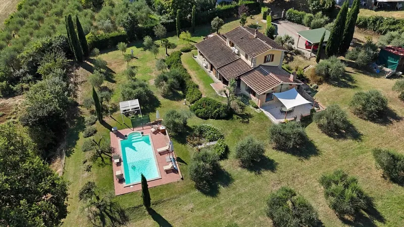 Refined farmhouse with swimming pool just steps from Cortona