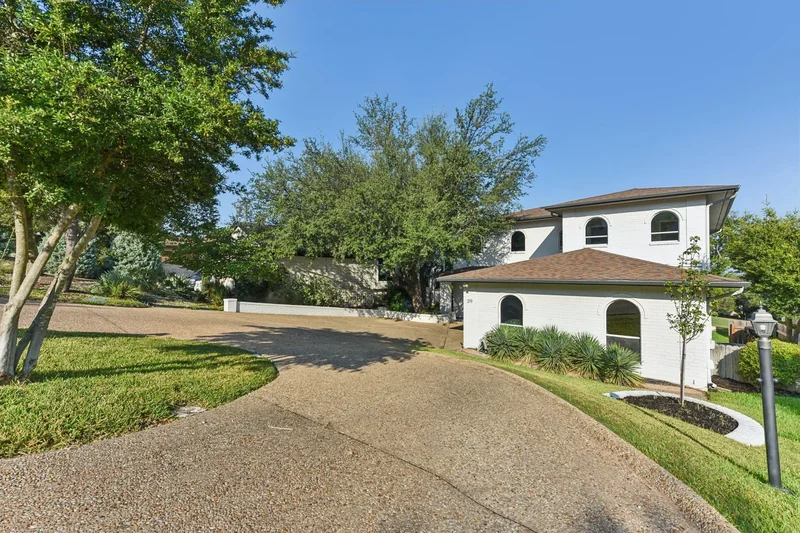 Single Family Residence in Lakeway