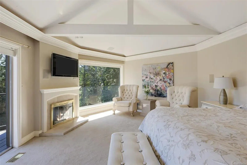 2807 Arbutus Rd, Saanich, British Columbia, Canada. - Photo 43