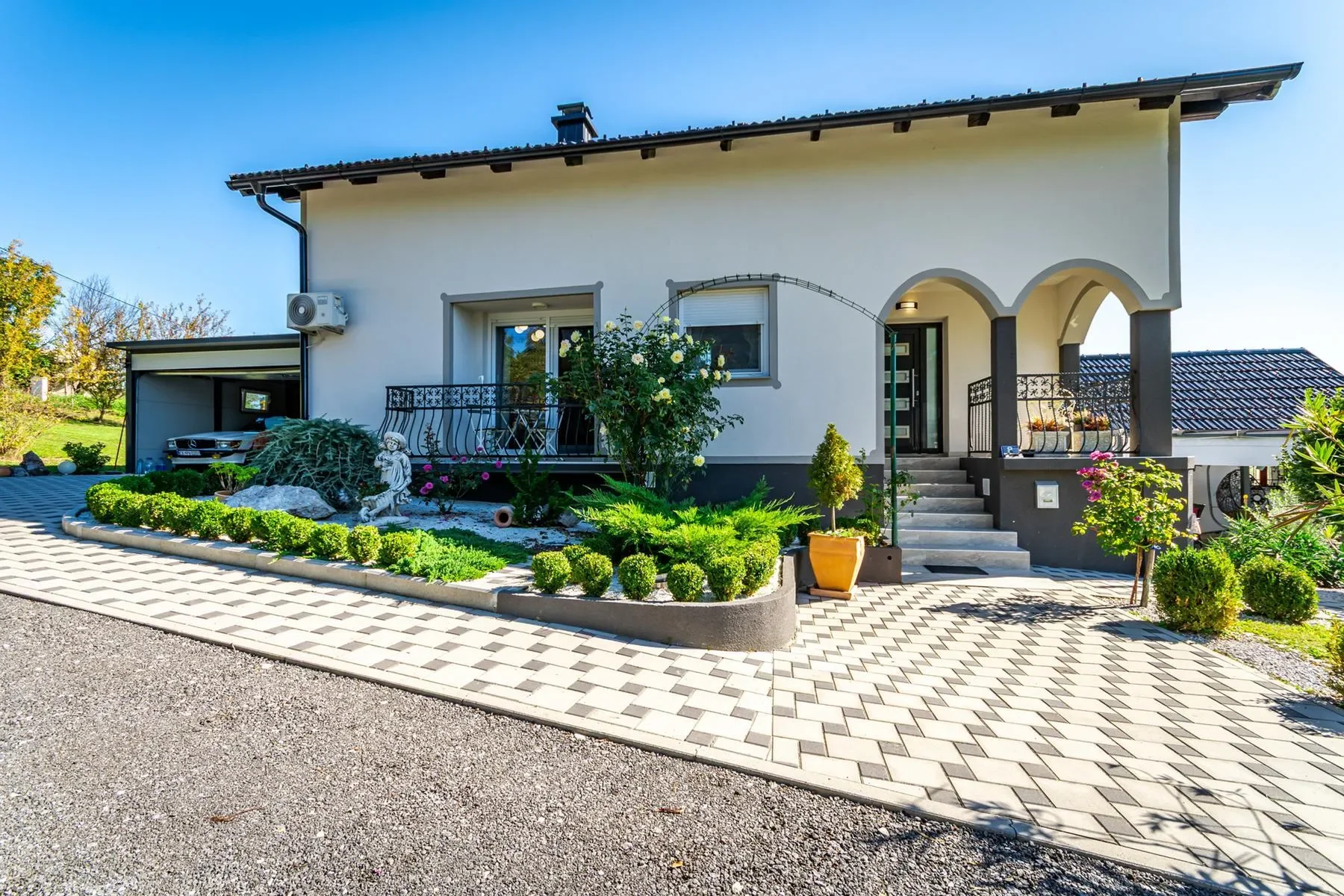 Exterior photo 2