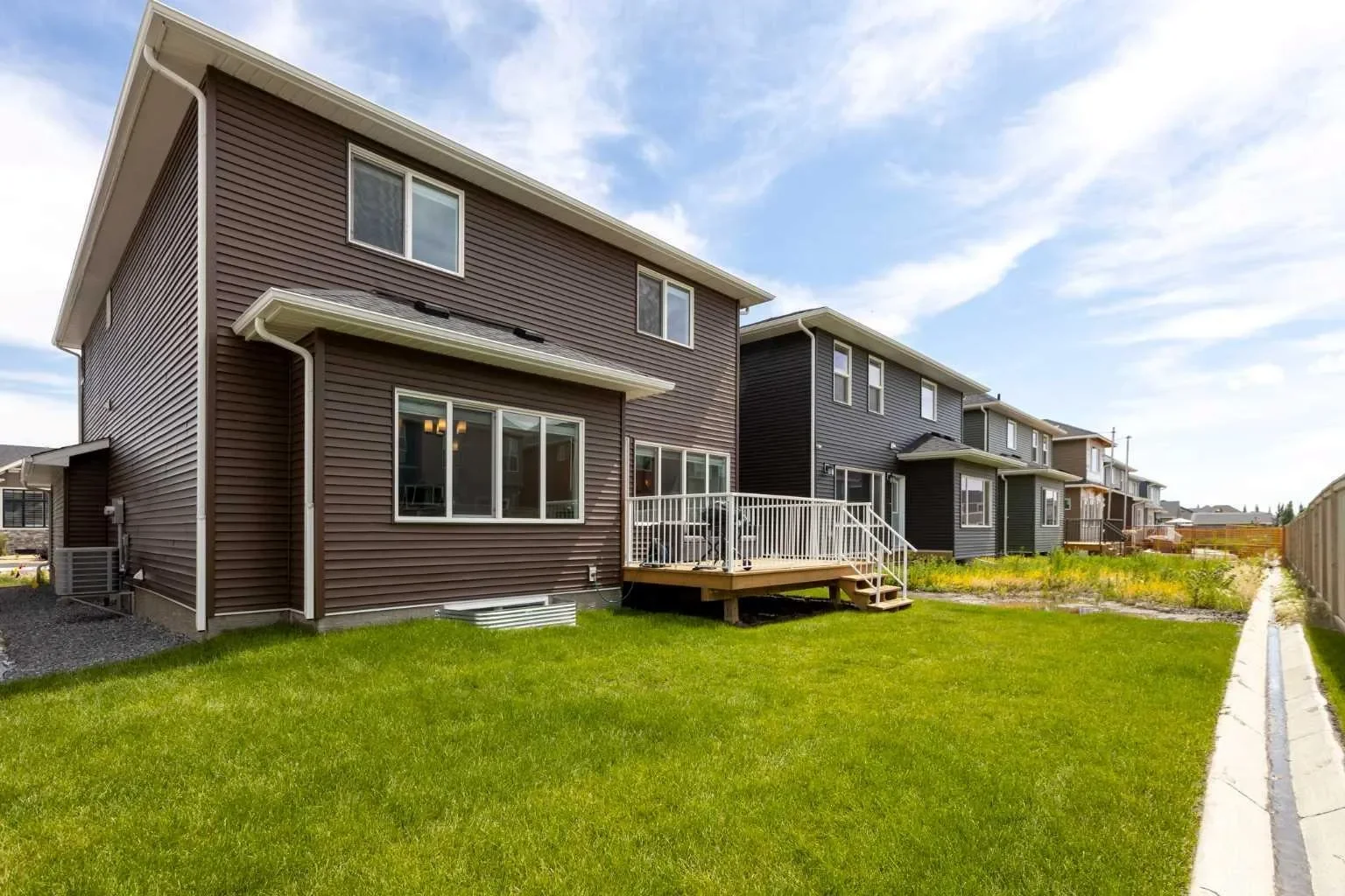 1635 Baywater Street SW, Airdrie, Alberta, Canada. - Photo 9