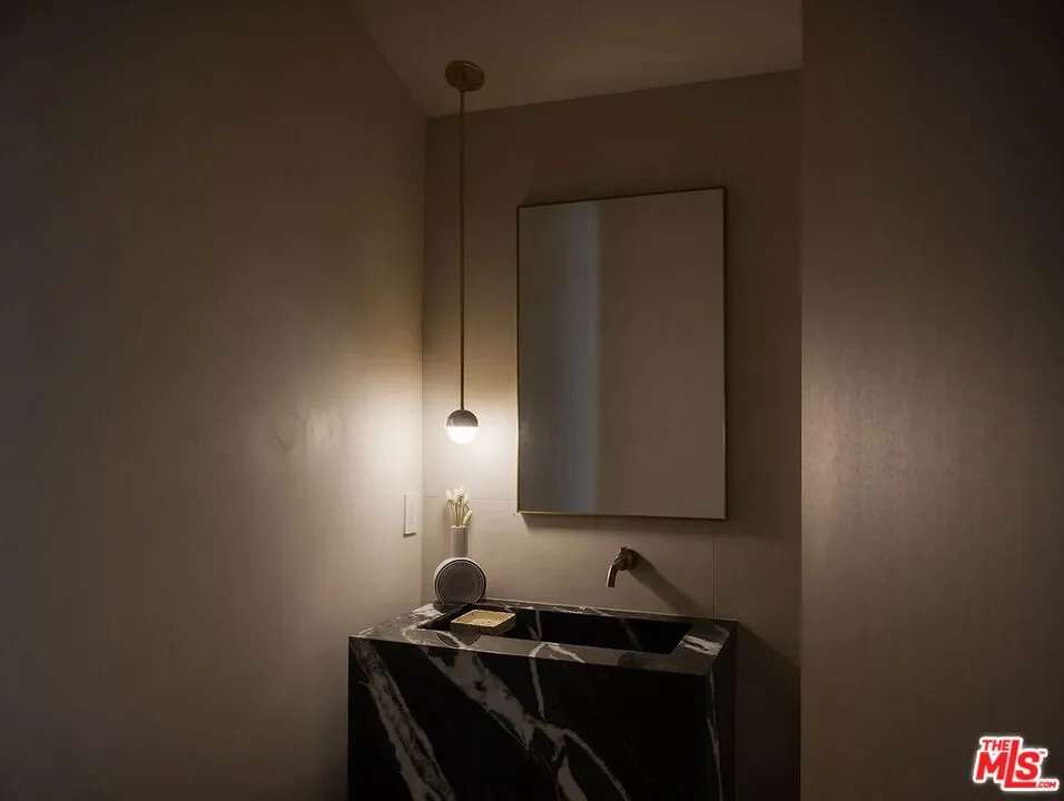 16401 Mulholland Drive, Los Angeles, California, United States. - Photo 20