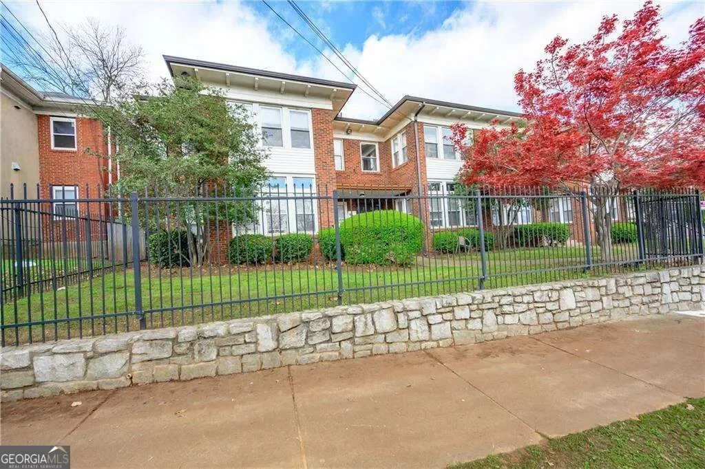 Exterior photo 2