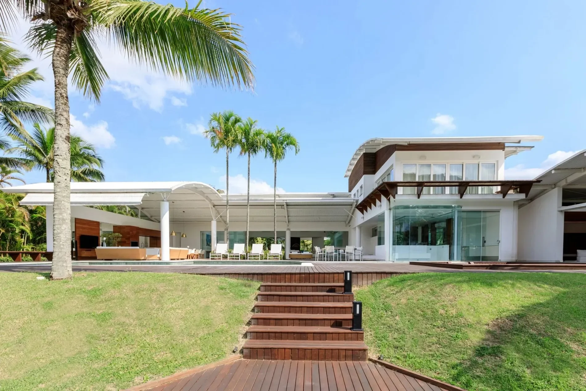 Exterior photo 2