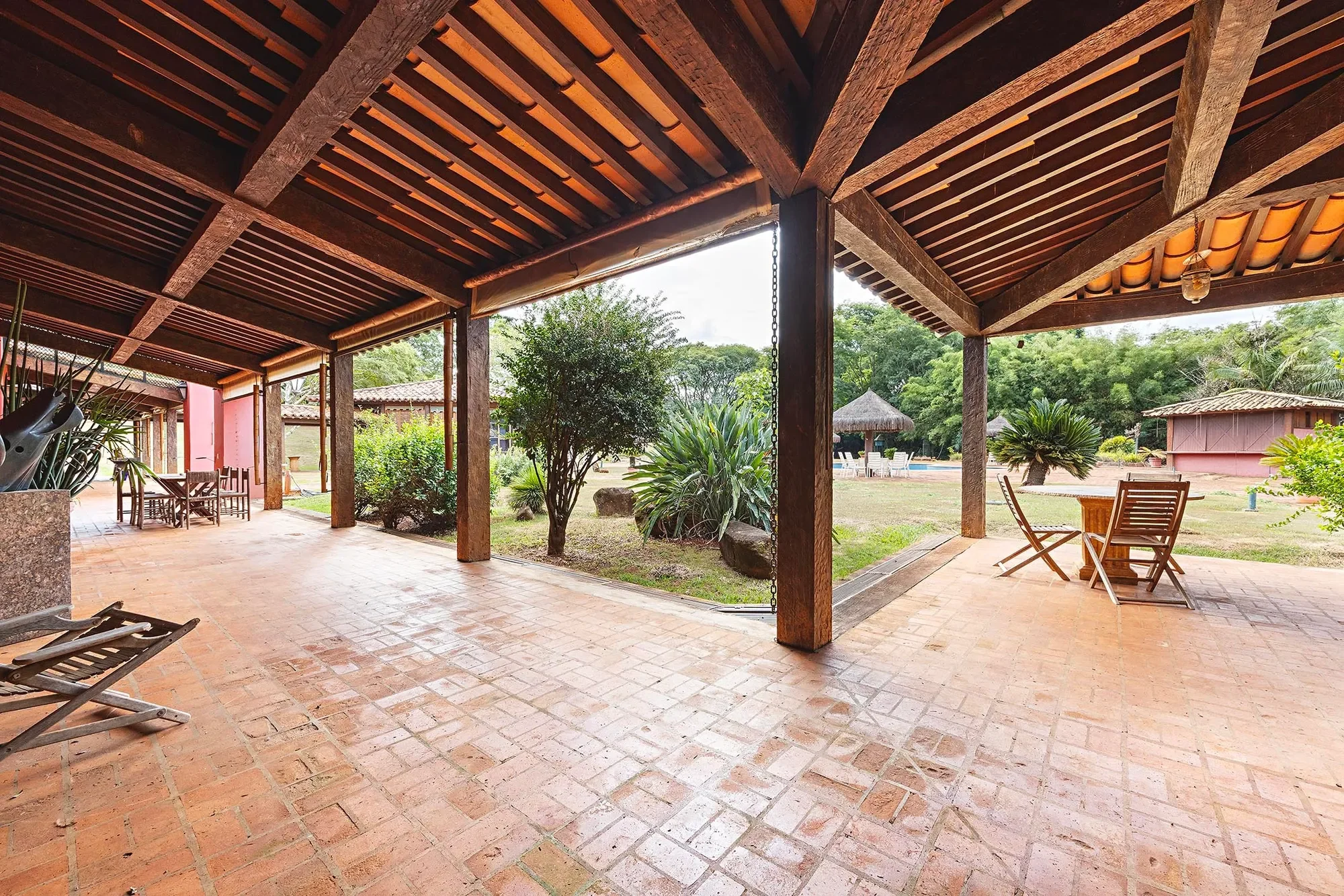 Exterior photo 6