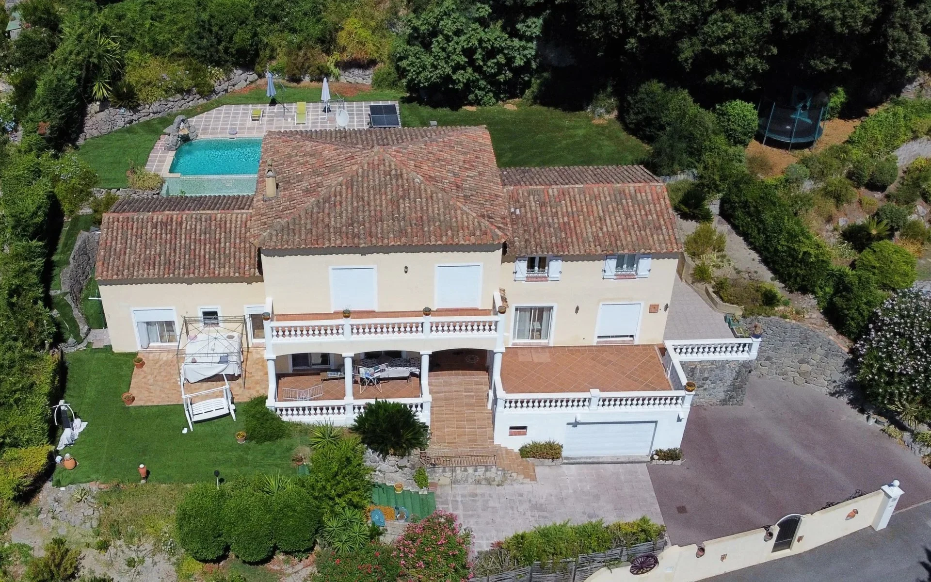 Exterior photo 3