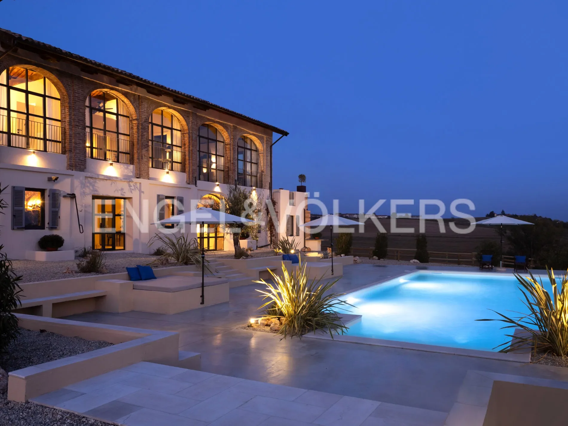 Exterior photo 4